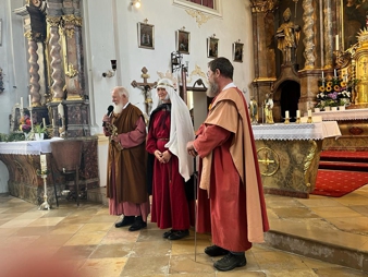 Wenn Heilige sich zum Kirchenvolk begeben