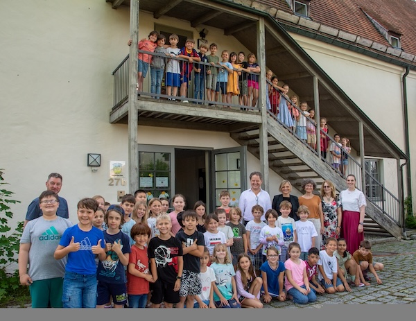 PM 174 Stethaimer Schüler mit Bürgermeister Schneider auf der Burg 27 Foto Königseder_kl