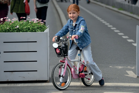 Kinder auf Rädern und Rollen im Straßenverkehr