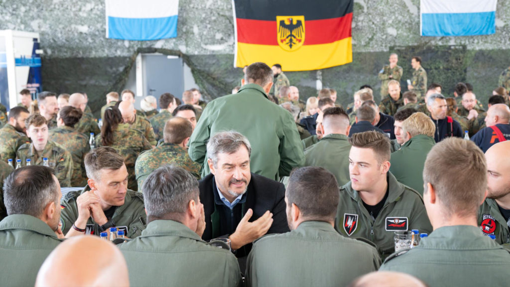 Söder besucht Luftwaffengeschwader: Weißwurst für die Truppe und klare Worte zur Sicherheitspolitik