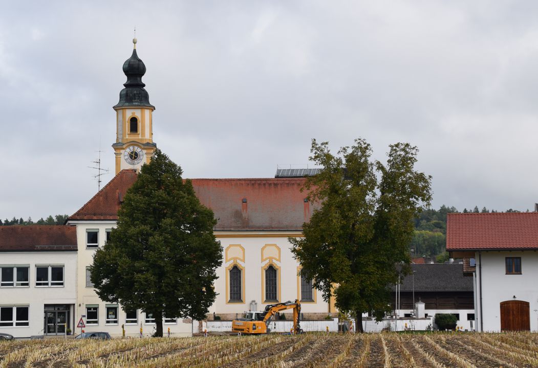 Erharting: Freier Blick auf die Kirche St. Peter und Paul