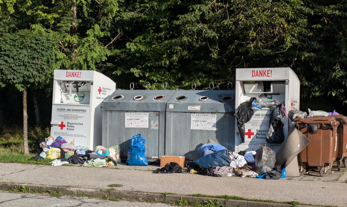 Wilde Müllablagerungen an den Wertstoffinseln im Landkreis Mühldorf a. Inn