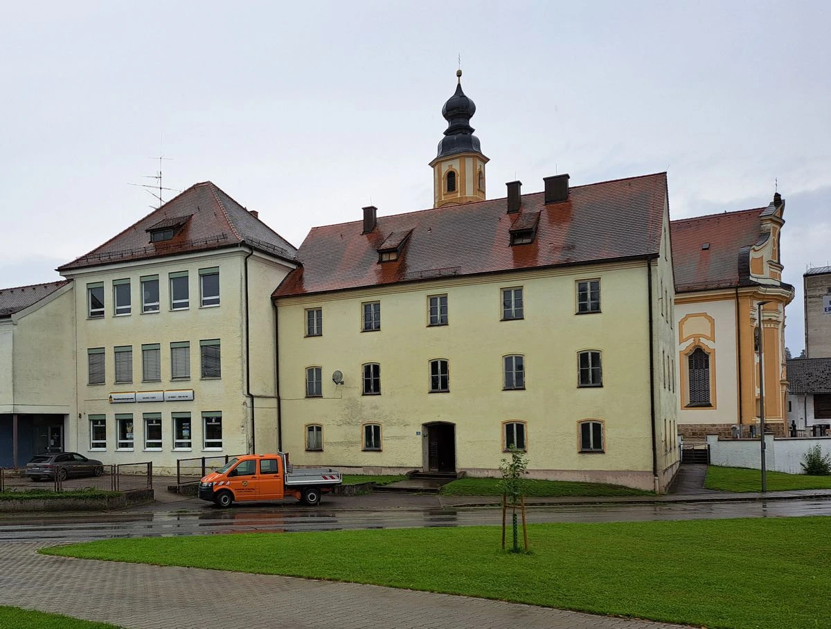 Erharting: Das ehemalige „Bildungs- und Gemeindezentrum“ hat endgültig ausgedient.