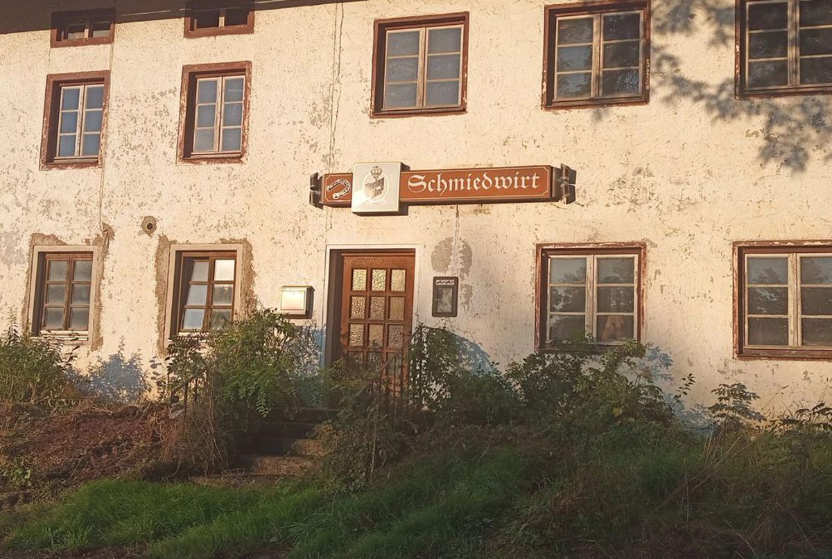Lost Places: Wer kennt die Geschichte des „Schmiedwirt“ in Grünbach?