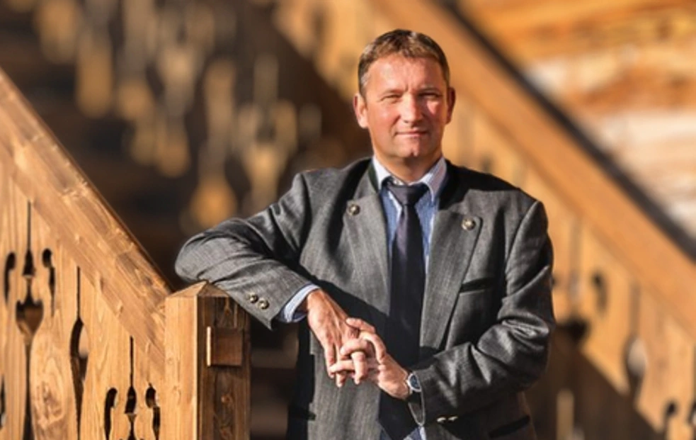 Landratskandidat Dr. Tobias Windhorst zum Industriestandort, zu Windrädern, zur Migration und Digitalisierung im Lkr. AÖ