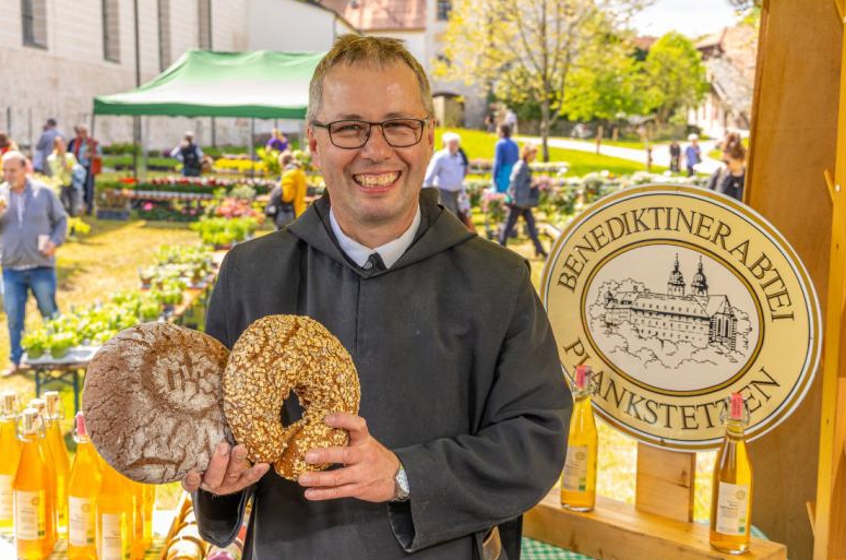 Von Dinkelkissen bis Kräuterwein: Klostermarkt Raitenhaslach