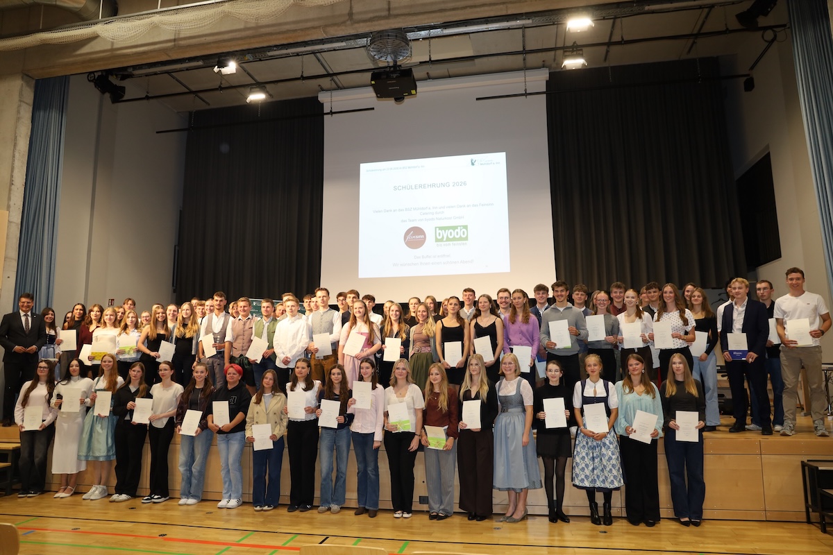 Ein Gruppenbild von der Schülerehrung in Mühldorf.